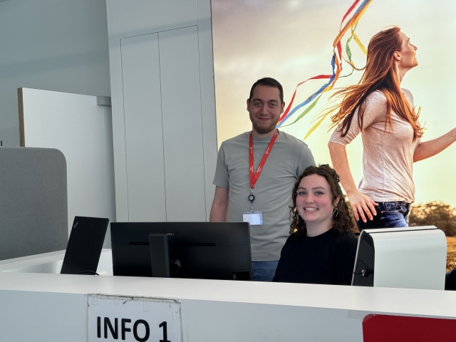 Sem en Lisa achter bureau